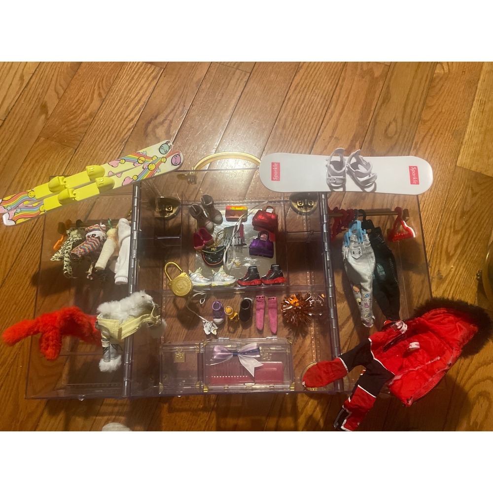 Rainbow High Deluxe Fashion Closet Trunk with Clothes Shoes Skis Snowboard Set